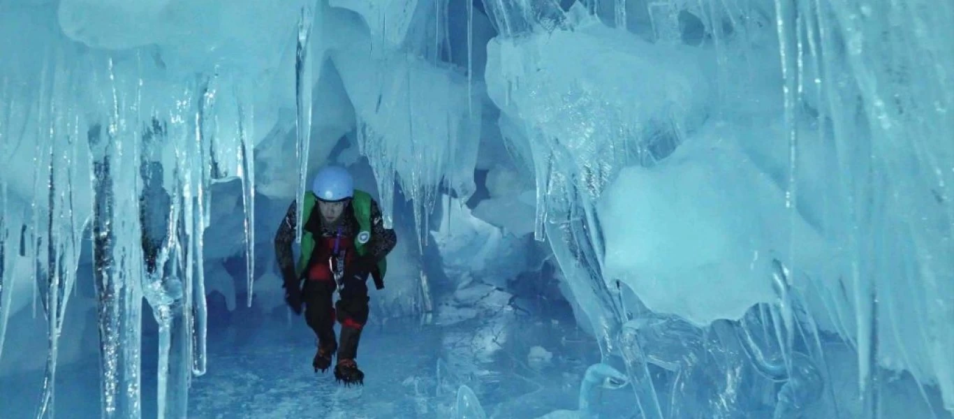 Ερευνητές στην Ανταρκτική εντόπισαν «χαμένη» τριώροφη σπηλιά από πάγο με λίμνες και ποτάμι (φώτο)